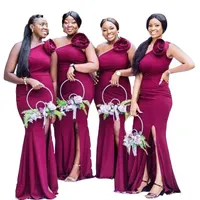 2023 Afrikansk sjöjungfru brudtärna klänning lila druva en axel blommor fest slitage med sido delad piga av hedersklänningar bröllop gästklänningar sveptåg