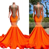 2023 Arabische avondjurken dragen luxueuze kralen kristallen Rhinestone oranje Deep V nek prom -jurk Mermaid Formele feestjurken Open achterste mouwloze gesneden zijden