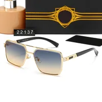 Glasses de sol por atacado Original 22137 ￓculos Tons ao ar livre PC Moda Moda Classic Lady Mirrors For Mulheres e homens ￓculos unissex 7 cores