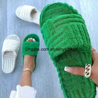 슬리퍼 Junsrm 디자이너 모피 슬리퍼 여성 두꺼운 바닥 녹색 푹신한 슬라이드 Peep Toe Flat Outwear 활주로 플립 플립 Zapatos de Mujer 012023H