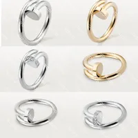 2023 Ring Woman Man Nail Love Band Ring Stones Diseño Joyería de tornillo Pareja Amante Anillos de oro plateados con bolsa