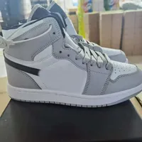 Chaussures pour femmes Jumpman 1 Mid Light Smoke Grey Basketball Chaussures 554724-092 Black-White Hightop Sneakers