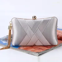 イブニングバッグニヨボラグジュアリータッセルファッションレディースデイクラッチバッグ女性パーティーウェディング女性のための小さな肩のハンドバッグ電話財布