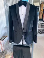 Brand New Black Velvet Groom Tuxedos Shawl Lapel Men Wedding Tuxedo Fashion Men Jacket Blazer Men Prom Dinner Darty Suit Jacket Pants Tie
