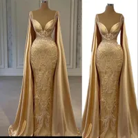 2023 Sexy Evening Dresses Wear Gold Long Sleeves Floor Length Lace Appliques Crystal Beads Cutaway Sides Mermaid Satin Prom Gowns Party Dress Open Back