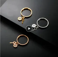 Anéis de dedo de aço inoxidável retrô punk para mulheres meninas de cristal algarismos romanos anel key charme pingente de ouro jóias de joalheria novo
