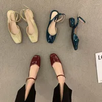 صندل مريح صيفي امرأة أحذية مسطحات المرأة 2023 الاتجاه الكعب TRAF Slippers مصمم منصة فاخرة