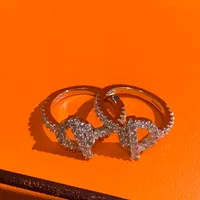 Designers ring lyxiga ringar för kvinnor silverpläterad ring med diamanter cross bar cut-out design gris näsa toppnivå gåva avslappnad modeparty mycket glänsande
