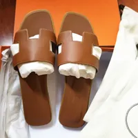 Designer kvinnor tofflor äkta läder platt sandaler 2023 sommar mode strand h brev drag naken svart vit brun matt kvinno toffel 35-42 ingen låda