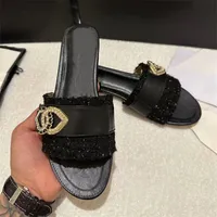 New Women's Slippers Designer Top Moda Moda Verão Capinho Capéu plano Casual Sexy Temperament Drill Sandals Flip-Flops Tamanho 35-42