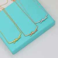 Collier de créateurs bijoux pour les hommes amateurs femmes mode luxe nœud pendant collier couple cadeau 3 couleurs simples et atmosphériques