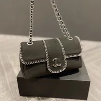 2023 axelväskor kvinnor ny stil geometrisk ritning handväskor kvinnors modehandväska guldkedja berömd märke messenger väska