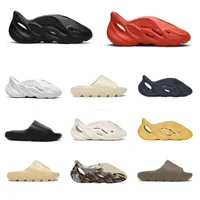 Sapatos casuais 2023 New Box Foam Runner Shop Shoes Casual Men Women Resina Desert Sand Bone Triple Black Soot Earth Brown Fashion Slides Sandals Designer