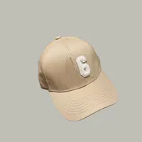The new designer baseball cap can be adjusted in two colors, which is necessary for summer travel