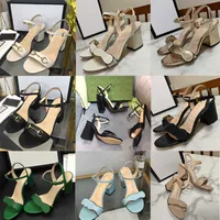 2023 Moda Seksi Deri Blok Topuk Bayanlar Sandalet Kadın Terlik Tasarımcı Sandal Düğün Ayakkabı Kemer Toka Kauçuk Sole Katırlar Yaz Plajı Chunky Heels No021