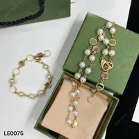 Pulseras de diseñador de brazaletes para mujeres Juego de joyería de lujo Pearl Pearring Crystal 18K Collar colgante de collar de oro Caja de enlace