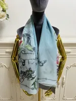 女性の四角いスカーフショール100％シルクマテリアルブルーパイント文字花パターンサイズ130cm -130cm