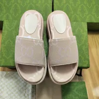 منصة الصيف شرائح النعال مصممة صندل نساء مطرزة على طباعة سميكة الوحيدة الموضة الكلاسيكية شاطئ الأحذية