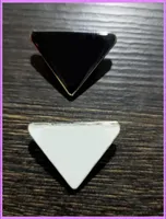 Metal Triangle Brooch Kamelie Dziewczyna Trójkąt broszki garnitur Kapel Pin biały czarny moda akcesoria biżuterii Projektant G223176F5379123