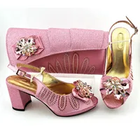 Zapatos de vestir de moda Mujeres rosas con tacón alto de 8.5 cm Matón de combate con decoración de diamantes de imitación de bombas africanas y juego de bolsos MM1123