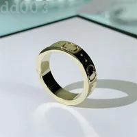 Unik designerring för män lyxringar bröllop social samling tillämplig dam konkav brev pläterat silver ring mode enkla smycken för kvinnor zb022 Q2