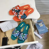 Sıradan Ayakkabı Tasarımcısı Slaytlar Kadın İşlemeli Kumaş Terlik Metalik Slayt Sandalet Lüks P Sandal Üçgen Tıknaz Topuk Moda Yaz Plajı Düşük Topuk Ayakkabıları