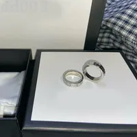 Kadınlar için zarif aşk yüzüğü çift g harfli tasarımcı yüzüğü içbükey küçük pürüzsüz metal düz renk modern erkek yüzüğü şık retro mücevher zb022 q2