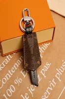 Designer Keychains Fashion Unisex Handtaschen Anhänger Leder Car Schlüsselkette Accessoires Alte Blumenschild Keychain4855285