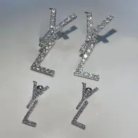 Büyüleyici Lüks Küpeler Parti Partisi Saplama Düğün Mektubu Kadın Bayanlar Basit Ohrringe Küpeler Metal Parlak Klasik Tasarımcı Küpe Lüks Takı ZB033 F23