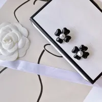 Tasarımcı Çiçek Saplama Küpe Damga Lüks Takı Lüks Elmas Mektubu Aşk Siyah CH Kulak Tasarımı Kadınlar Vintage Avrupalı ​​Sevgili Düğün Aksesuar Hediye Kutusu