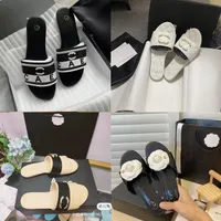 Sandalias para mujeres de París Summer Soft Bottom Fashion Channel Versatil Channel Zapatos para mujeres 2022 Nuevas marcas Designador Slide Flip-Flops Flat Sandal Women G Slippers Tory