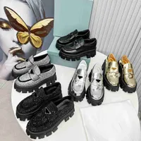 Designer en cuir en métal classique Chaussures décontractées décoration en satin logo global noire avec chaussures de forage à couverture non-lace-up plateforme sneaker Gold Bar Trainer