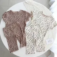 Giyim setleri Kore tarzı bebekler unisex pijama giyim seti kısa kollu tişört kısa çocuklar çiçek baskı kostüm kıyafeti kinder yaz AA230317