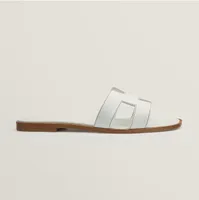 2023 Designer Sandálias de couro feminino Sandálias planas chinelas de mula plana Patente Sandals Beach Sandals Solas de borracha