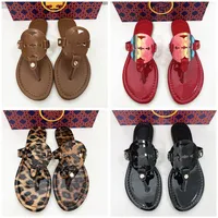 مصممة النعال Flip Flops Women Origin Brand Leather Leather Leater Flat Beach Shoes 2023 Summer Black Matte REAL REAL HEARALS مع حقيبة الغبار 35-43