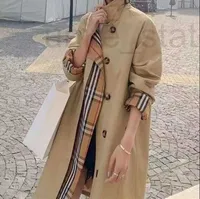 Designer de casacos de trincheira feminina 2022 Coat de moda de moda xadrez européia e americana costura de moda falsa dois dmog soltos de comprimento médio