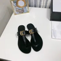 Les pantoufles et sandales de créateurs de luxe sont en cuir adaptés aux hommes et aux femmes en été. Nécessaire pour Home Beach Daily Use Très bien Nice