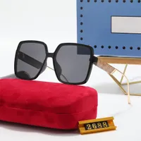 Varumärkesdesigners Solglasögon Klassiska solglasögon för män Kvinnor Anti-UV Polariserade linser som kör resor strandmode lyxiga solglasfabriksugn