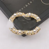 Elegant Women Men Designer Brand Letter Brooch Pins Crystal Rhinestone Jewelry Brooch Charm Pearl Pin Accessorie
