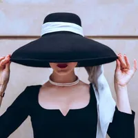 Skąpy brzegi czapki moda streetstyle czarny szeroki wełniany czapkę kubełko kobiet vintage wielki kapelusz dla kobiet wygląda jak Audrey Hepburn 230323