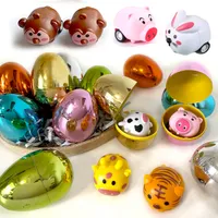 Вечеринка благосклонна заполненные пасхальные яйца с игрушками внутри, блестящие пластиковые пасхальные яйца с заполненными пасхальными яйцами животных.