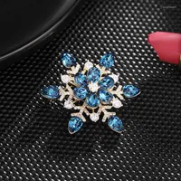 Brooches Delicate Cubic Zircon Snowflake Brooch Pin Women Accessories 2023 Fashion Crystal Rotatable Snow Flower Xmas Gift