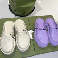 2023 Perforowane designerskie sandały luksusowe platforma przesuwna marka pusta wzór kapcie przezroczyste materiały sandałowe gumowe płaskie pantofle