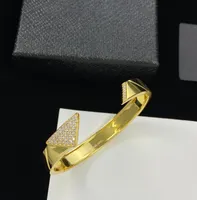 Diseñador de moda de alta calidad Garn de oro Pulseras de brazaletes para hombres Mujeres Triángulo de diamante Pulsera Bijoux Joyería de regalo de pareja