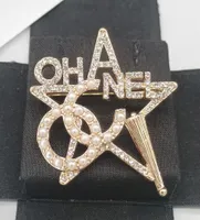 Classic Brand Luxury Desinger Brooch Women Star Inlay Crystal Rhinestone Pearl Letters Brooches Suit Pin Fashion Jewelry Clothing 3699328