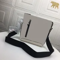 Perfect craftsmanship oblique satchel postman bag zipper smooth the quality is very good it is necessary to go shopping281p