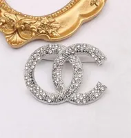 Famous Design Gold Silver Brand Luxurys Desinger Brooch Women Rhinestone Pearl Letter Brooches Suit Pin Fashion Jewelry Clothing D6277829