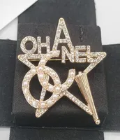 Classic Brand Luxury Desinger Brooch Women Star Inlay Crystal Rhinestone Pearl Letters Brooches Suit Pin Fashion Jewelry Clothing 1240376