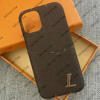 Diseñador de casos de teléfonos de cuero para iPhone 14 Pro Max 13 12 11 Fashion Metal Letter Case iPhone14 14Pro iPhone14Promax Soptor de tarjeta de bolsillo Varera trasera con caja de lujo