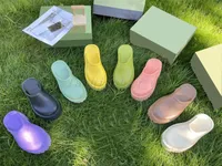 Sandálias perfuradas de designer Mulheres Menina Plataforma Slippers Transparente Material Slides Hollo